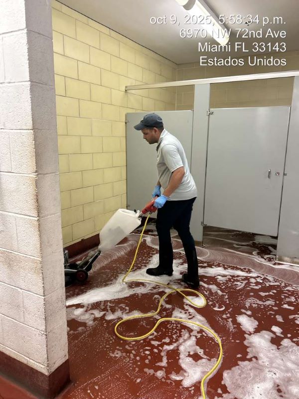 Lavando piso con jabón