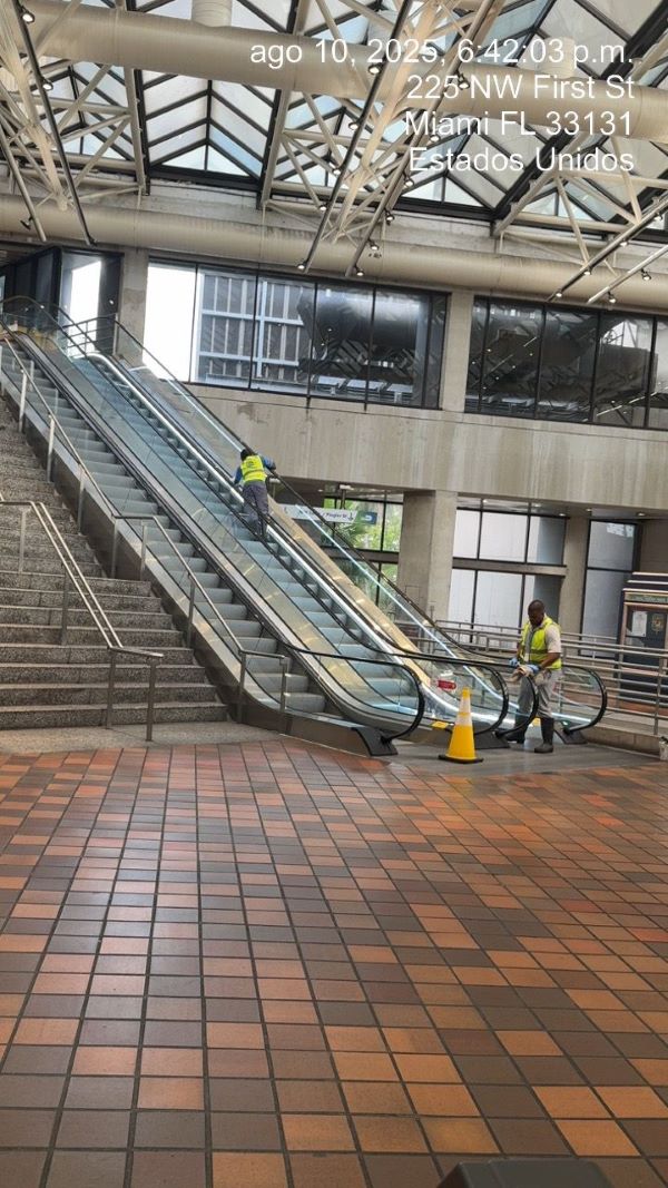Limpiando escalera mecánica