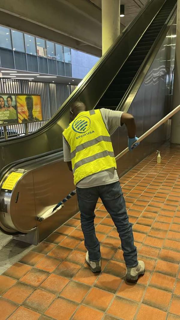 Limpiando escalera por fuera